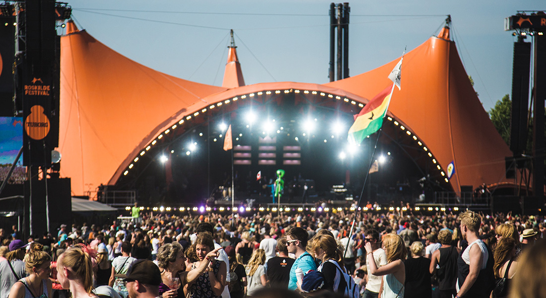 Orange scene med publikum Roskilde Festival